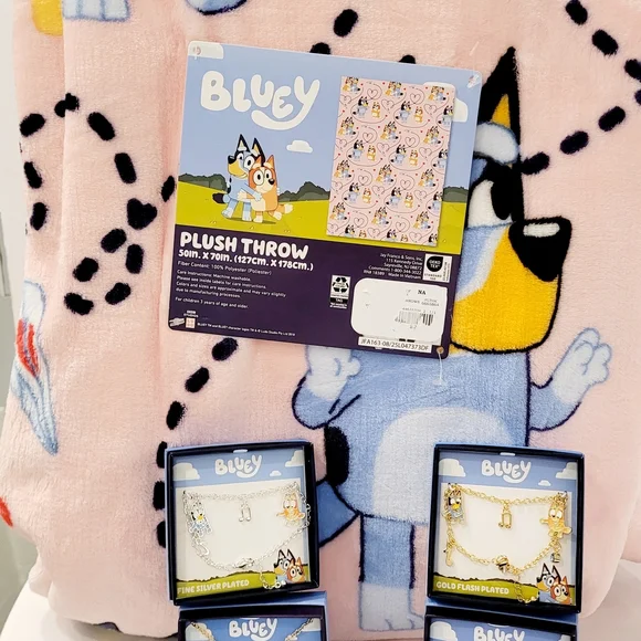 Bluey Plush Throw Blanket With Four Jewelry Sets - Picture 4 of 6